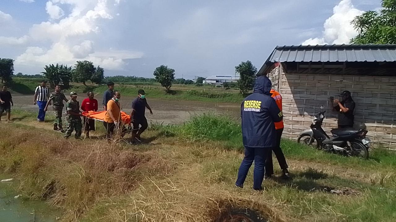 Evakuasi : Polisi mengevakuasi mayat Mr.X yang mengapung.