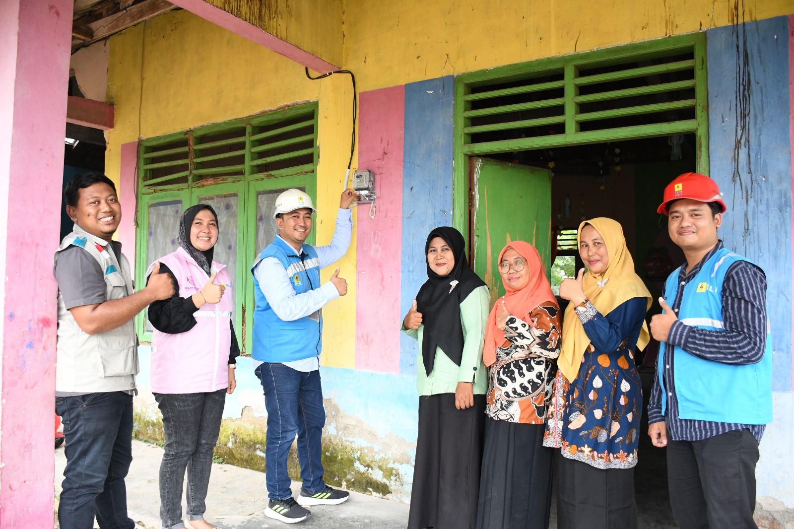 Srikandi PLN berikan listrik Permanen untuk Sekolah TKS Satu Atap Karangsemanding. Balongpanggang.