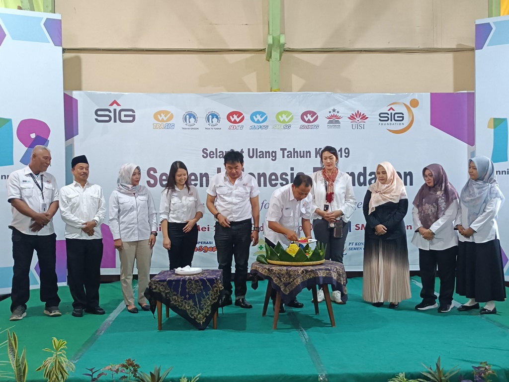 Syukur : Ketua pengurus SIF Dr. Effnu Subiyanto, ST., M.BA memotong tumpeng simbolis menandai sukacita 19 tahun Semen Indonesia Foundation.