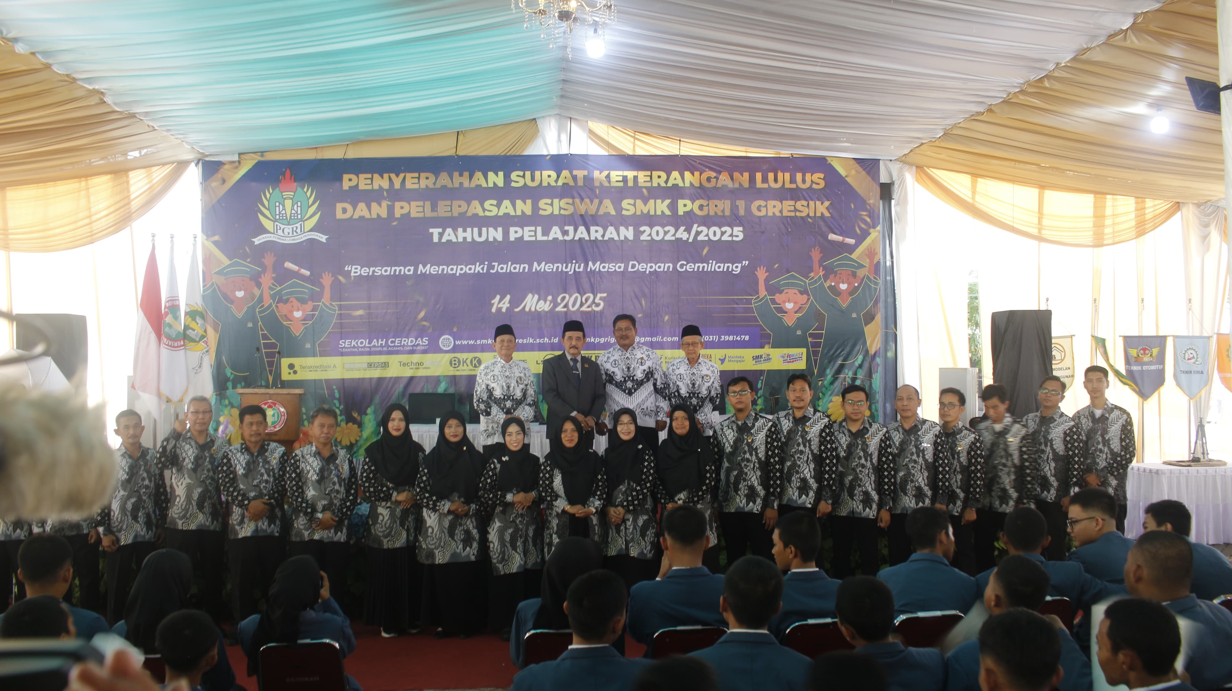 Keren : 24 Guru SMK PGRI dinyatakan lulus magister pendidikan, menambah kualitas pendidik.