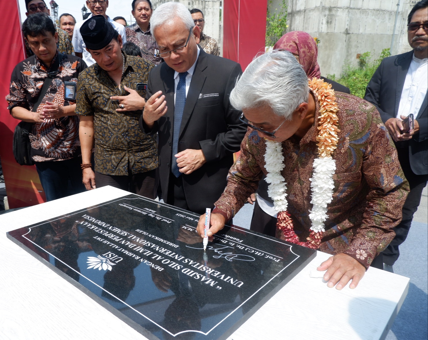 Penandatanganan plakat prasasti oleh Founding Father UISI sekaligus Dirut PT Semen Indonesia 2005-2014, Prof. (H.C) Dr. Ir. Dwi Soetjipto.,MM bersama Rektor UISI Prof. Dr. Eng. Ir Herman Sasongko.