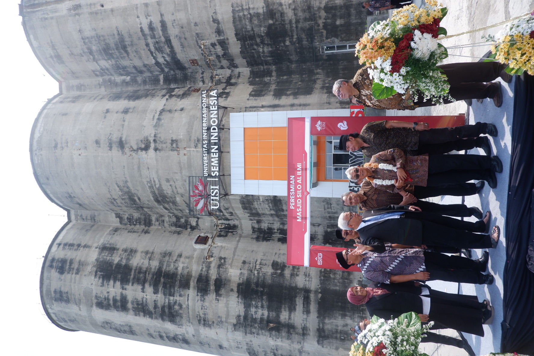 PUSAT ILMU DAN IBADAH : Pertama di Indonesia, UISI Gresik sulap SILO bekas pabrik semen jadi gedung perkuliahan & Masjid Al-Ilmi yang heritage dan inspiratif.