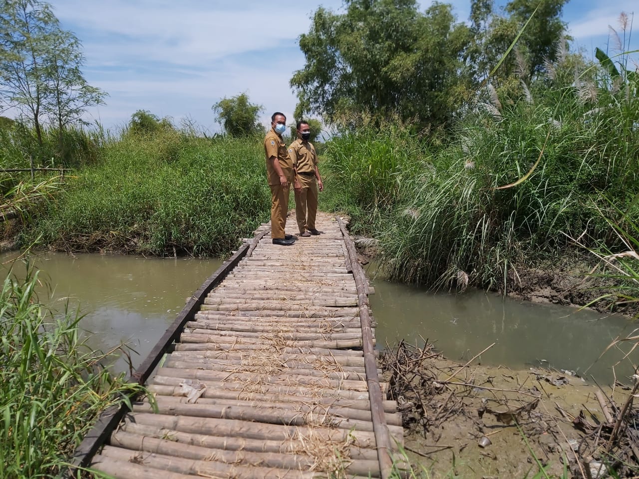 JEMBATAN PUTUS GRESIK: Kondisi jembatan bambu penghubung Desa Laban (Menganti) dan Desa Randegan (Driyorejo), Gresik Selatan, yang putus dan hanyut akibat terjangan arus deras sungai.