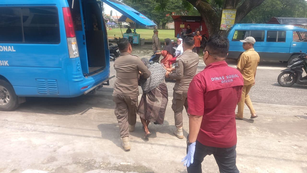 PENANGANAN ODGJ GRESIK: Tim Dinas Sosial Kabupaten Gresik melakukan penjangkauan dan membawa Orang Dengan Gangguan Jiwa (ODGJ) ke Rumah Sakit Jiwa untuk mendapatkan perawatan medis.