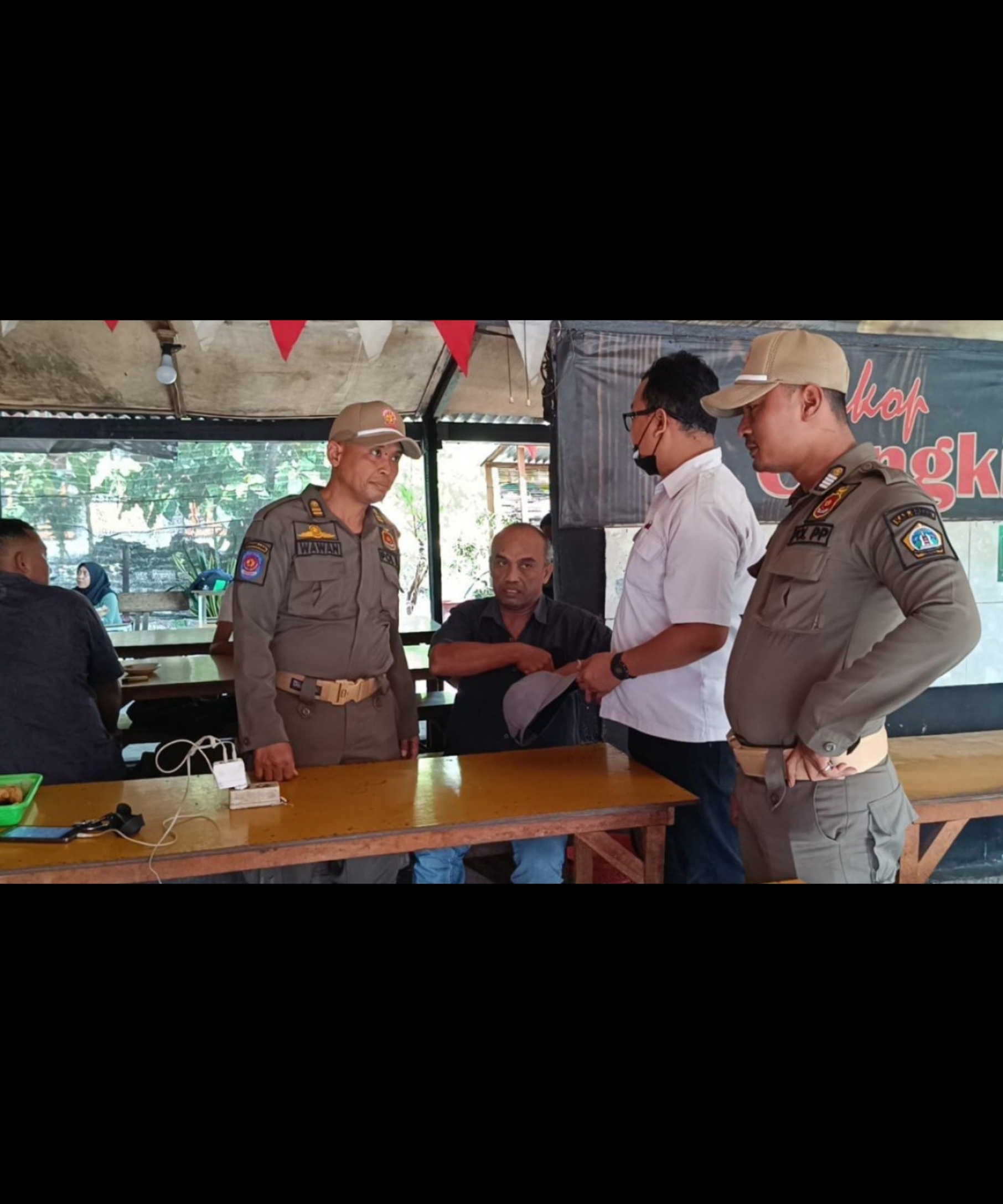 Diamankan : Petugas Satuan Polisi Pamong Praja mengamankan ODGJ yang meresahkan.