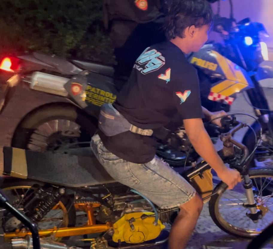 GANGGU WARGA: Unit Raimas Kalam Munyeng Sat Samapta Polres Gresik menggagalkan aksi balap liar di Dusun Jambu, Kecamatan Cerme, Gresik.