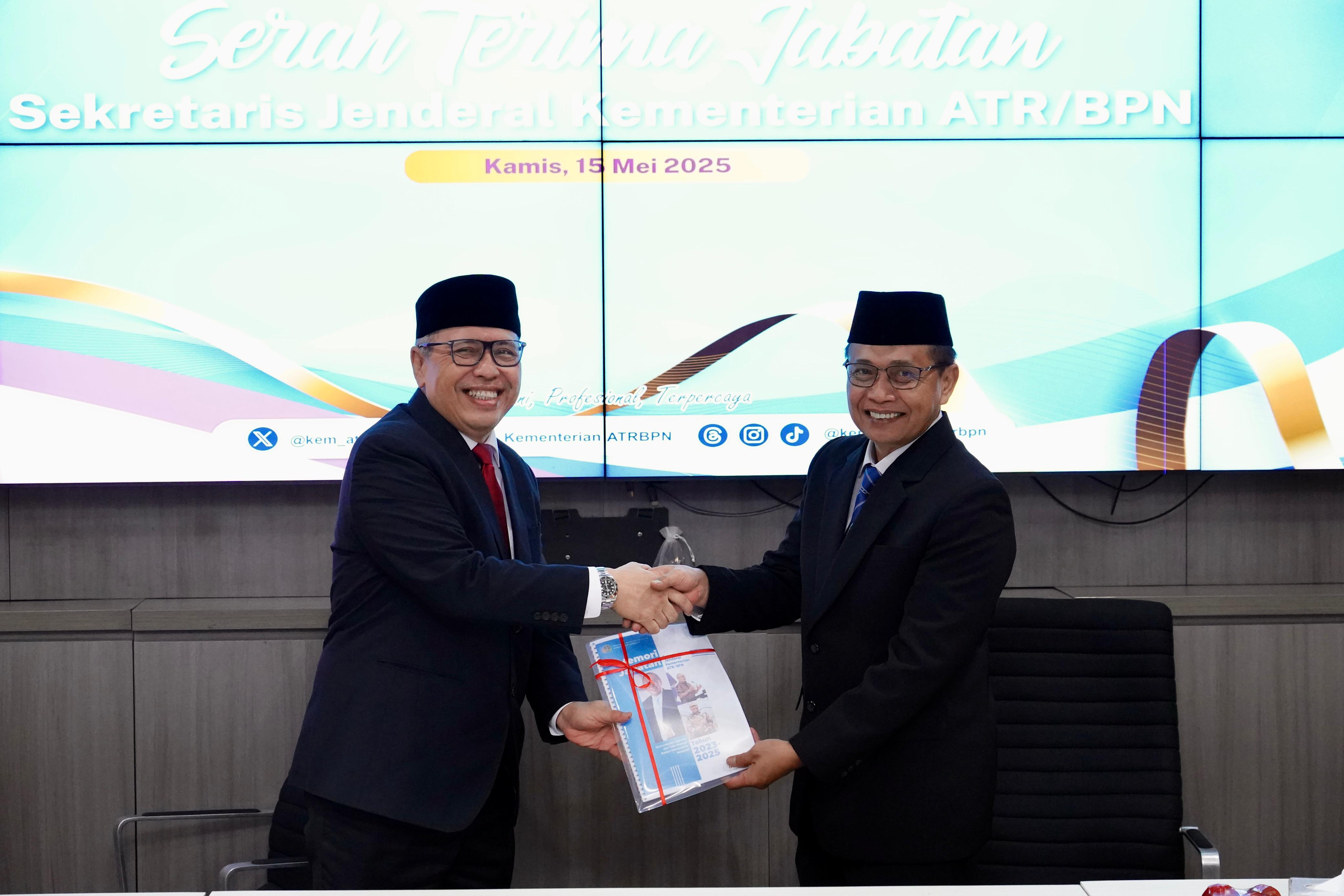 Sertijab : Kementrian ATR/BPN menggelar sertijab Sekjend dari Suyus Windayana (kiri) ke Pudji Prasetijanto Hadi.