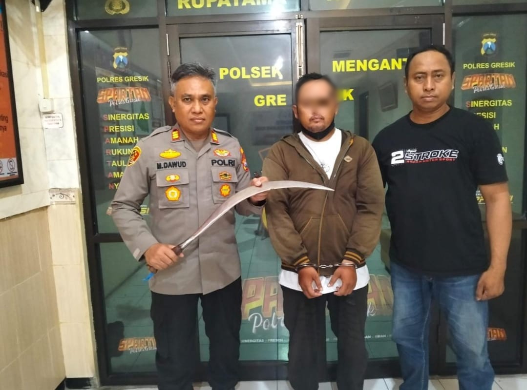 Menyerahkan Diri : Pelaku pembacokan tetangga akhirnya menyerahkan diri kepada polisi.