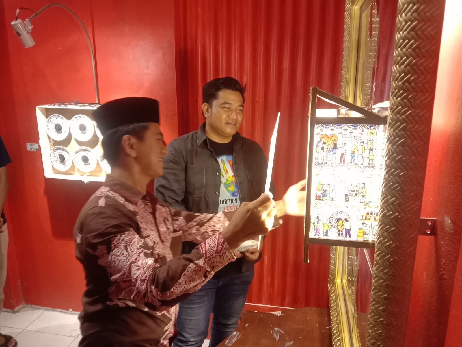 TRADISI: Ketua DPRD Gresik Muhammad Syahrul Munir mengagumi salah satu karya dalam Pameran Damar Kurung