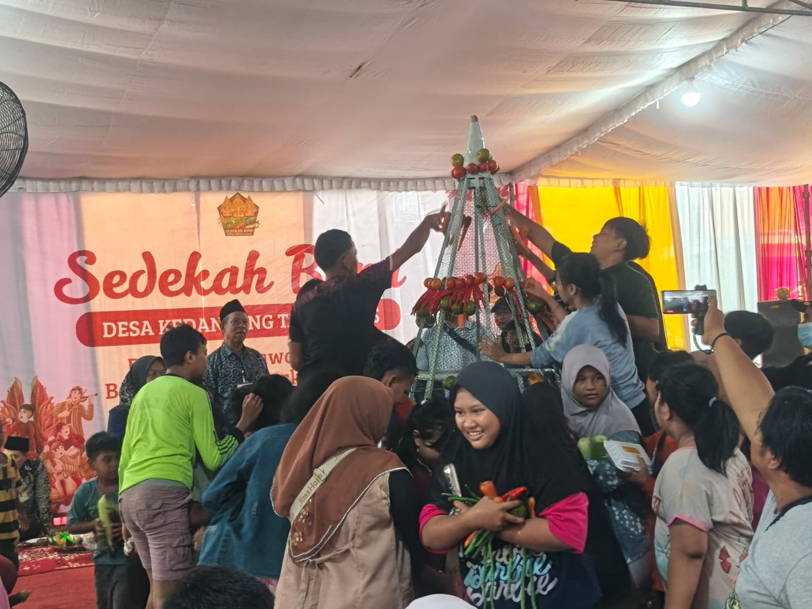 BEREBUT GUNUNGAN TUMPENG: Kemeriahan Anak-anak dalam Sedekah Bumi Kedanyang, Gresik