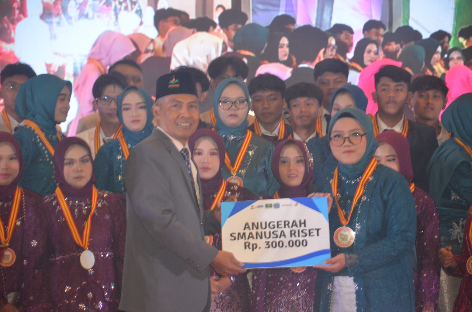 Inovatif : Kepala SMA NU 1 Gresik Dr. Agus Syamsuddin, M.A memberikan penghargaan kepada salah satu peraih SMANUSA Award.