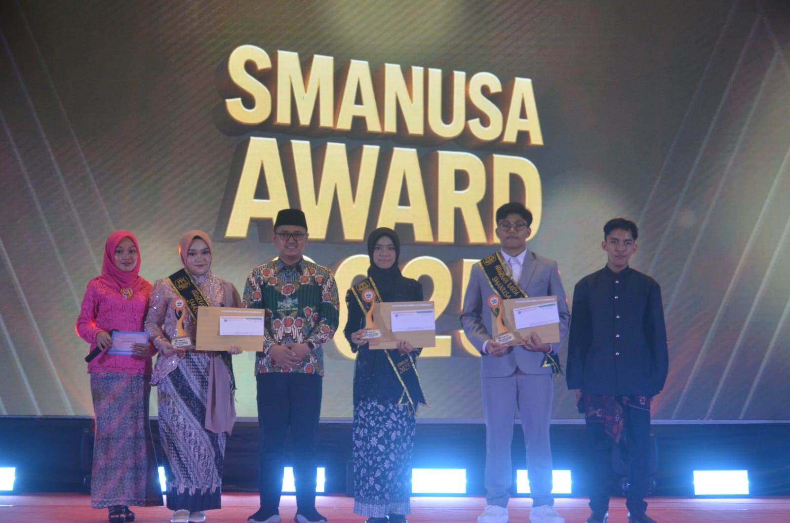 Hebat : Pemasangan selempang dan pemberian apresiasi peraih SMANUSA Award.