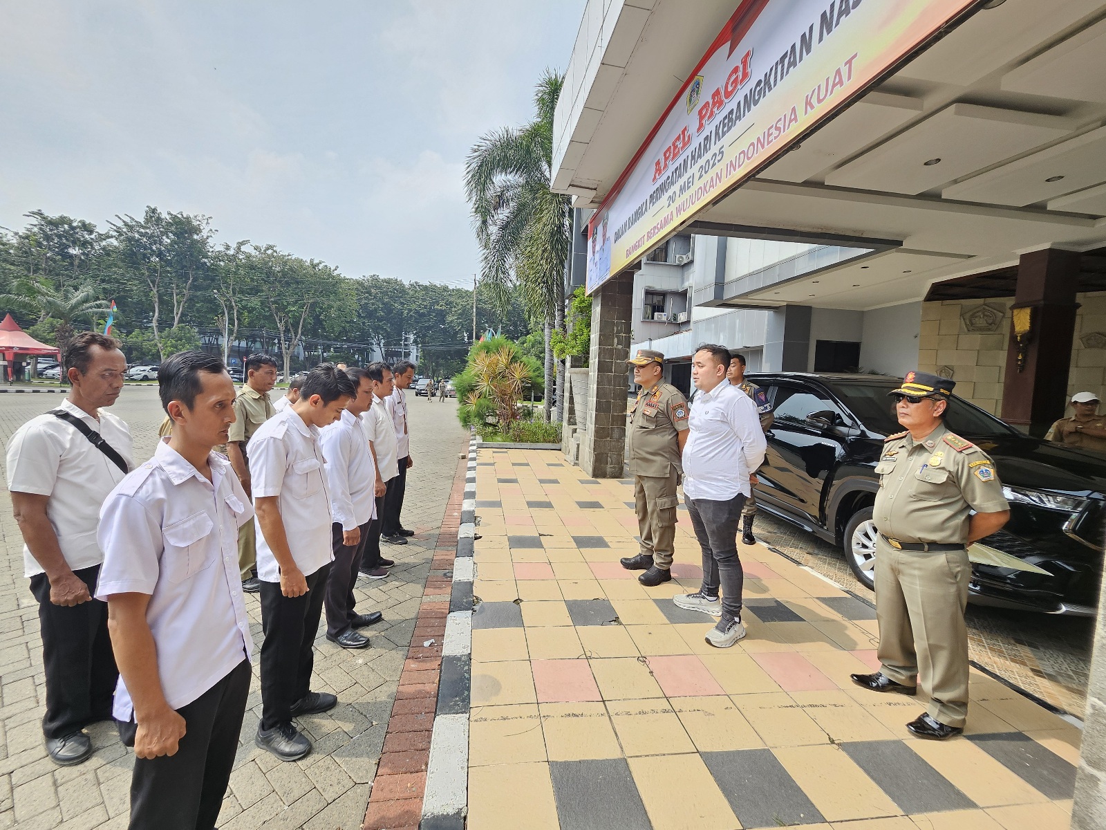 Indisipliner : Kepala Satpol PP Gresik, A.H Sinaga bersama Ketua Komisi 1 DPRD Gresik, M. Rizaldi Saputra menindak ASN yang cangkruk saat jam kerja.