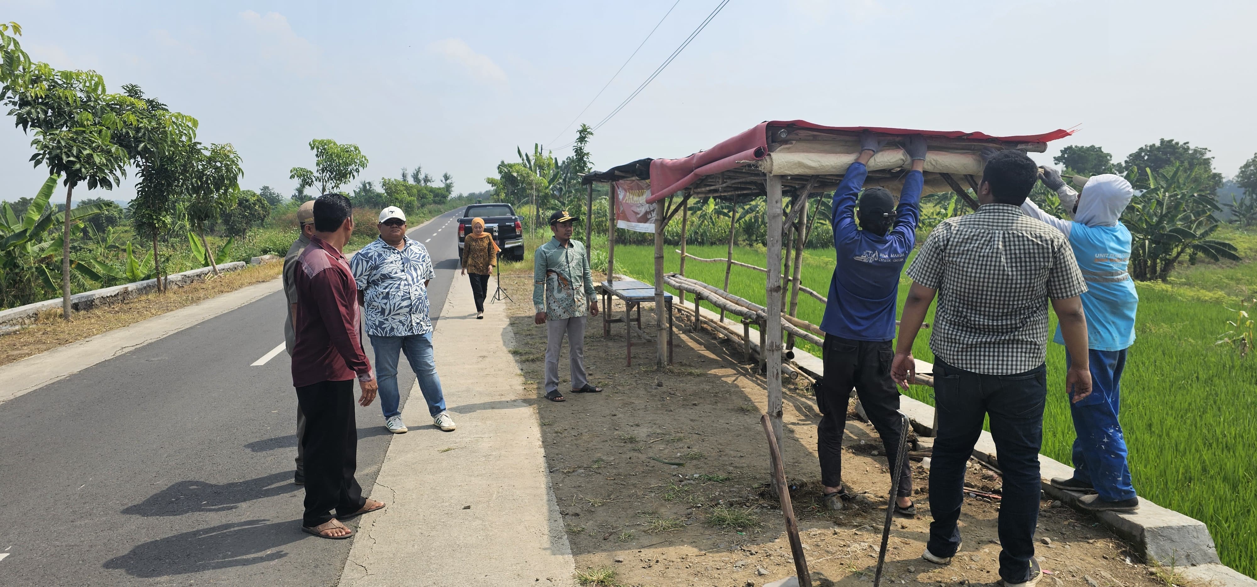 Ditertibkan : URC DPUTR tertibkan bangunan liar yang berdiri di tepi jalan.