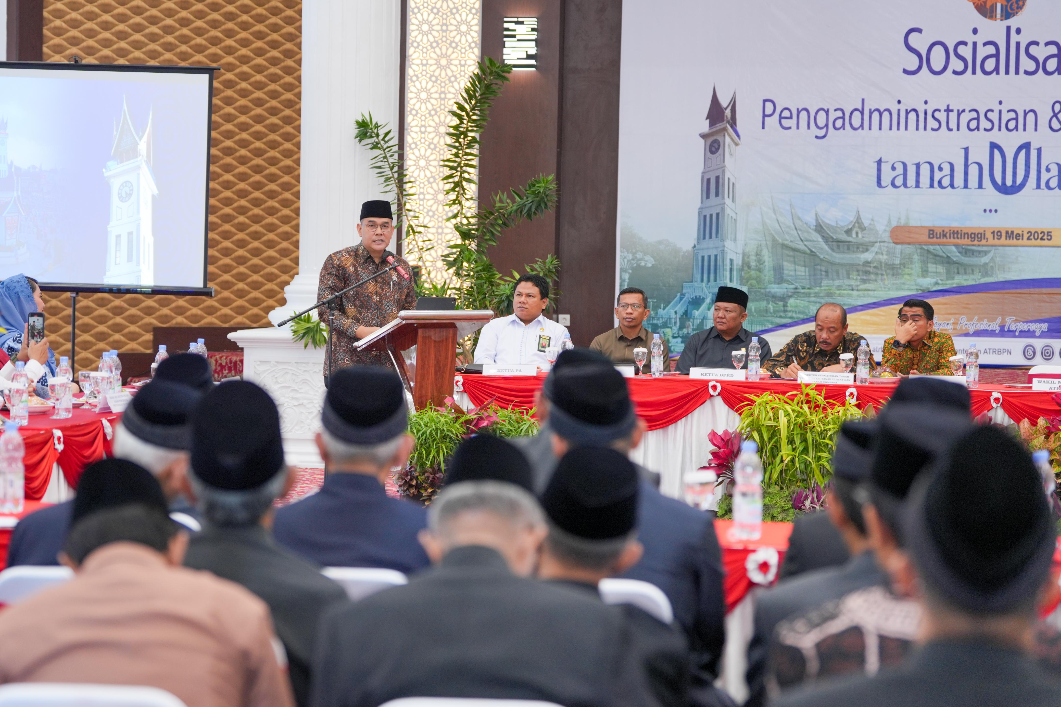 Wakil Menteri ATR/BPN, Ossy Dermawan menyerahkan sertipikat tanah di Bukittinggi.