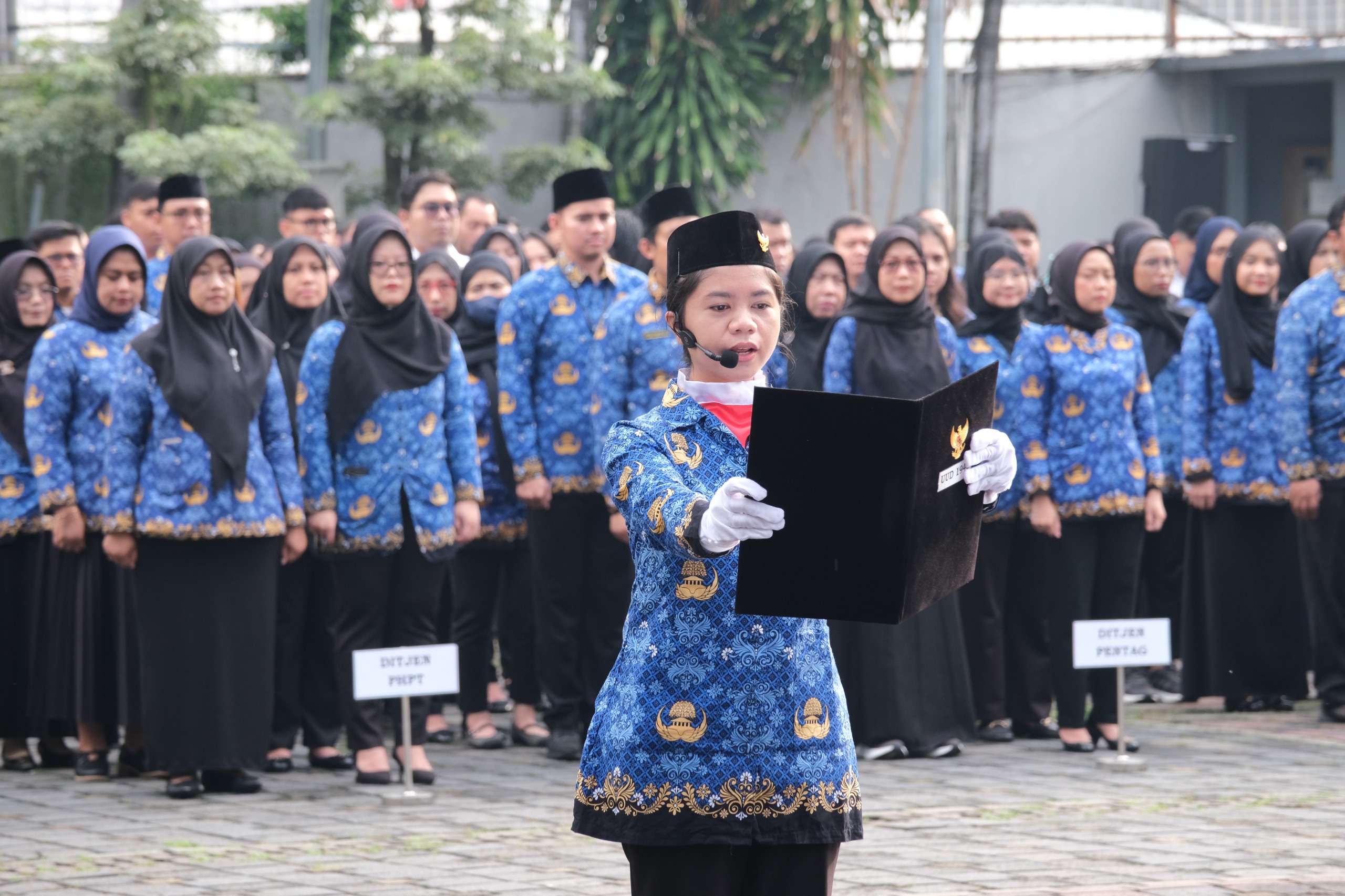 Kementrian ATR/BPN menggelar upacara Hari Kebangkitan Nasional di halaman kantor.