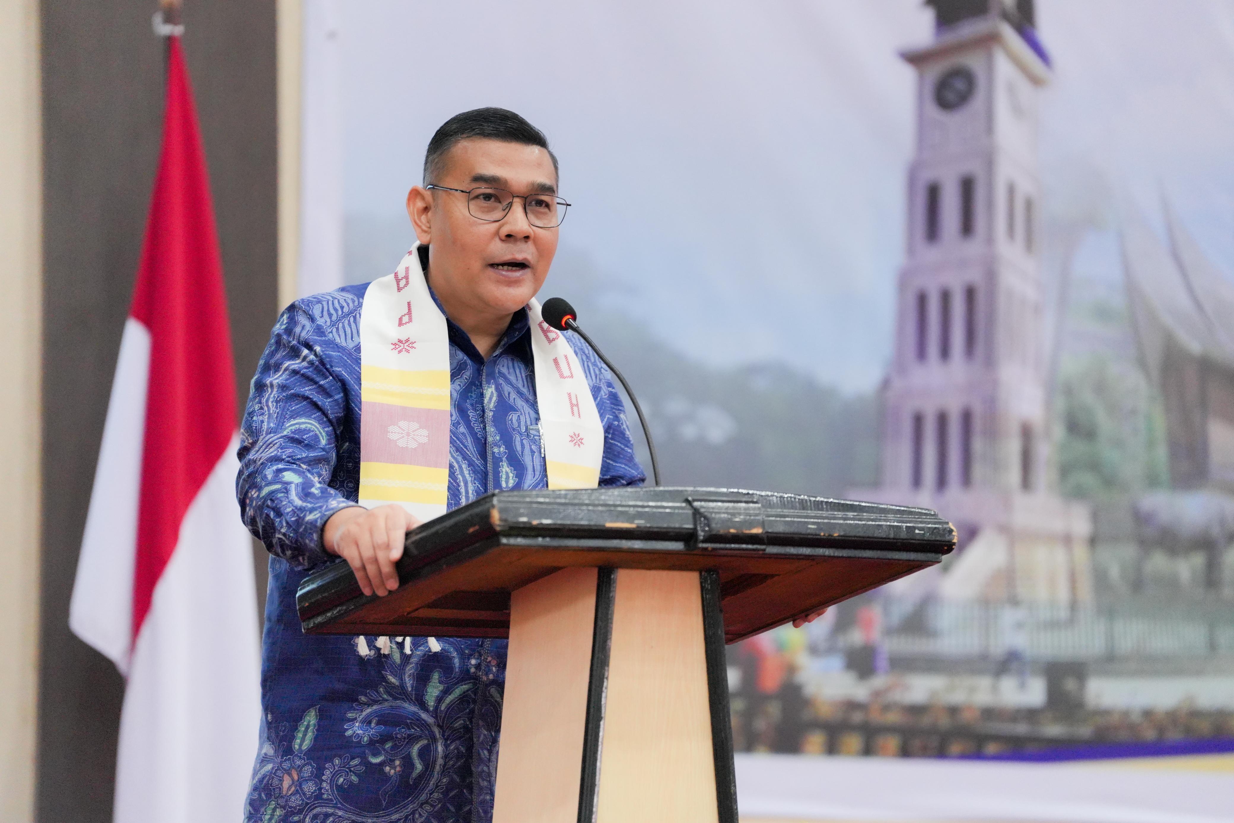 Wakil Menteri ATR/BPN, Ossy Dermawan pada acara penyerahan sertipikat di Payakumbuh.