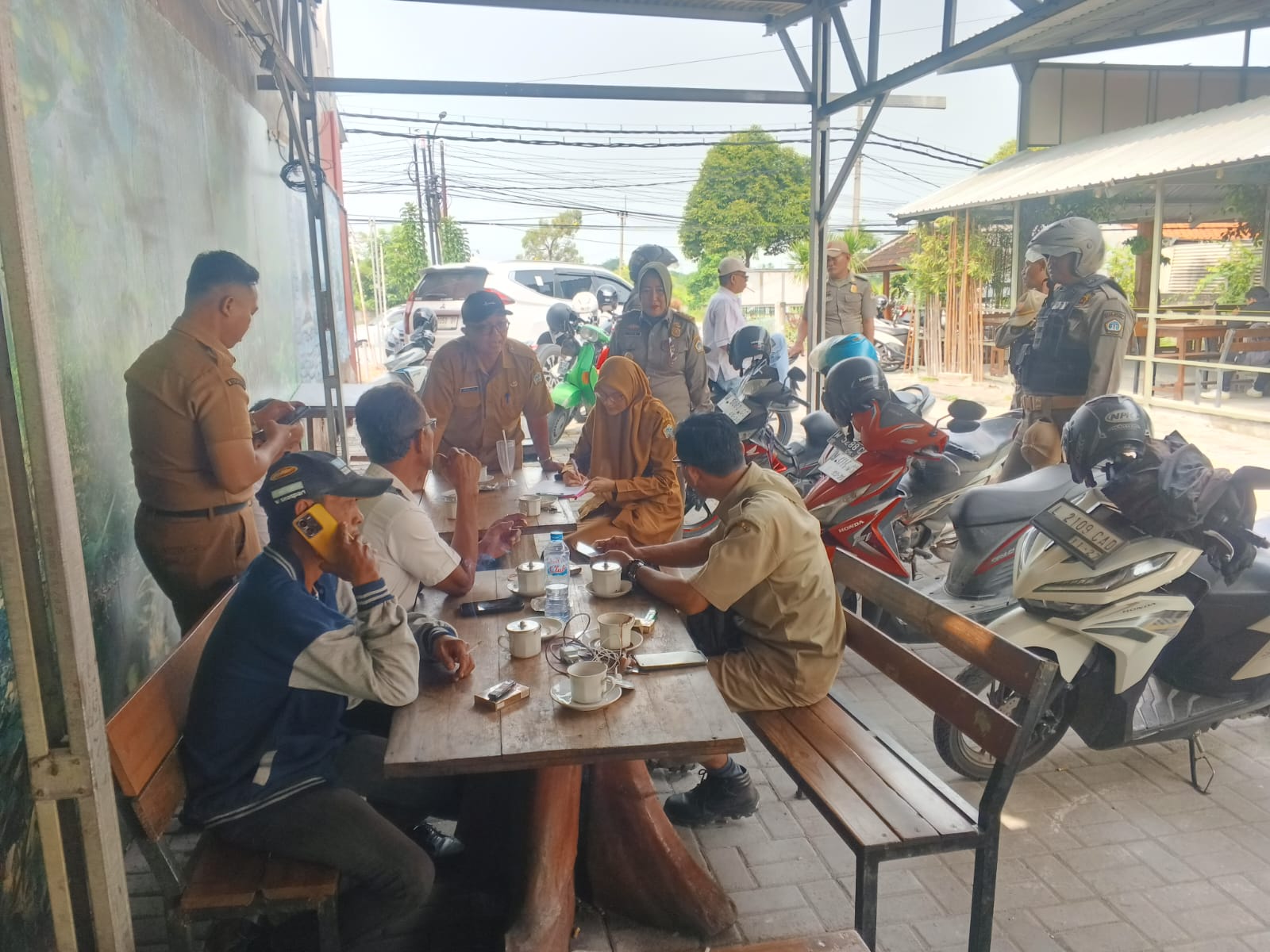maraknya Aparatur Sipil Negara (ASN) yang kedapatan nongkrong atau ngopi di luar kantor saat jam kerja