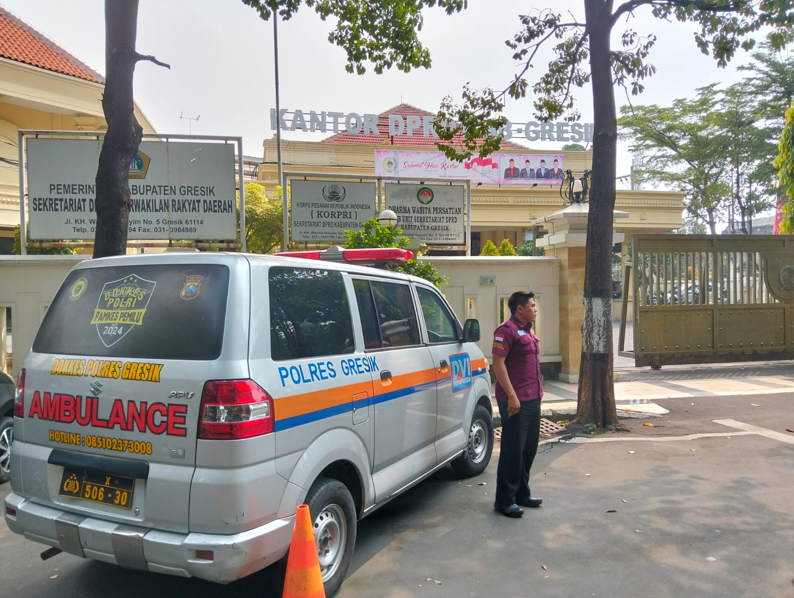 AMBULANS GRATIS : Polres Gresik memberikan layanan mobil ambulance gratis yang siaga 24 jam untuk masyarakat Kabupaten Gresik.