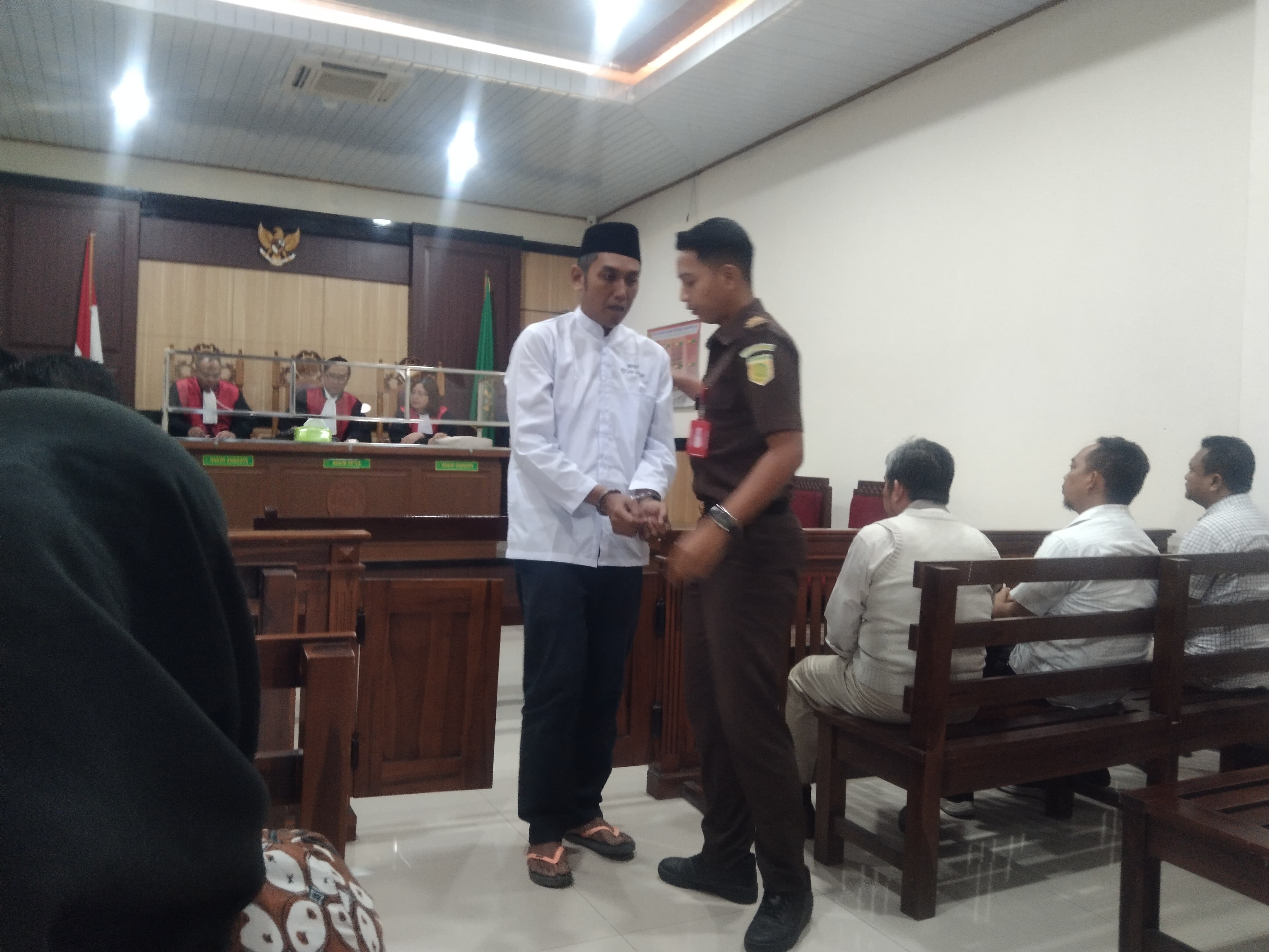 TERDAKWA KASUS PENGGELAPAN: Zicho Afria Nugroho, pelatih Anggar yang kini jadi terdakwa, usai menjalani sidang di PN Gresik terkait kasus dugaan penggelapan uang fee proyek Porprov Jatim.