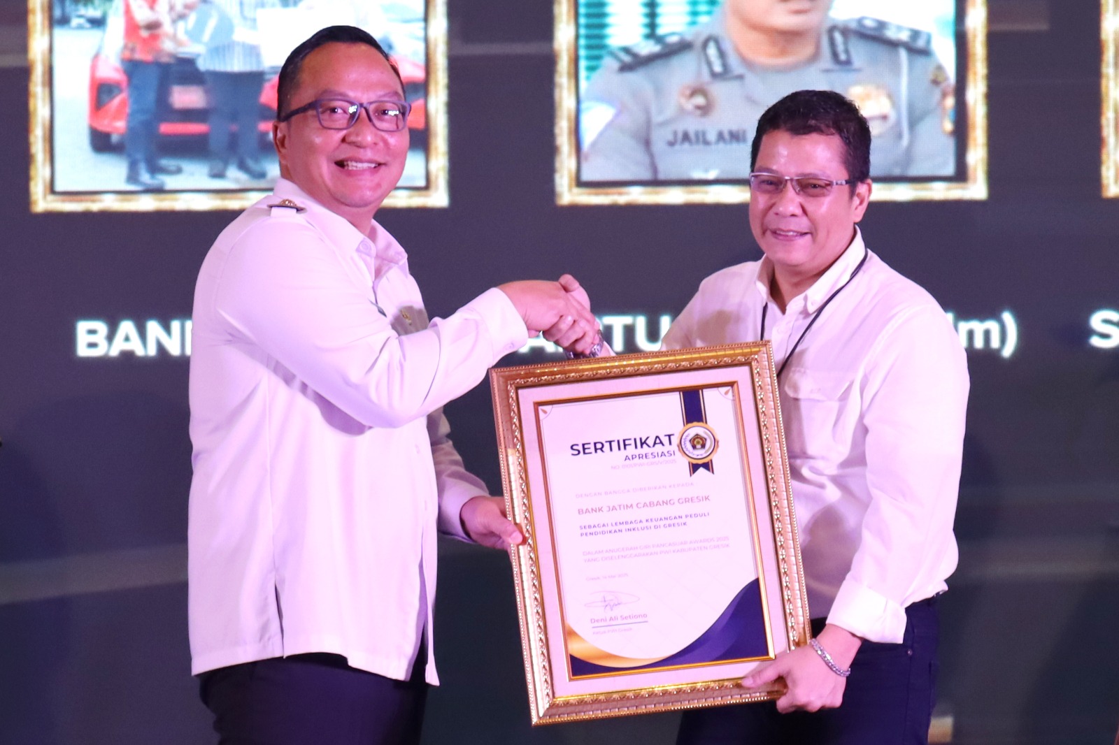 Pimpinan Bank Jatim Cabang Gresik Abdullah Basid saat menerima penghargaan GPA 2025 dari PWI Gresik yang diserahkan Wakil Bupati Gresik, Asluchul Alif, Pada hari Rabu (14/05).