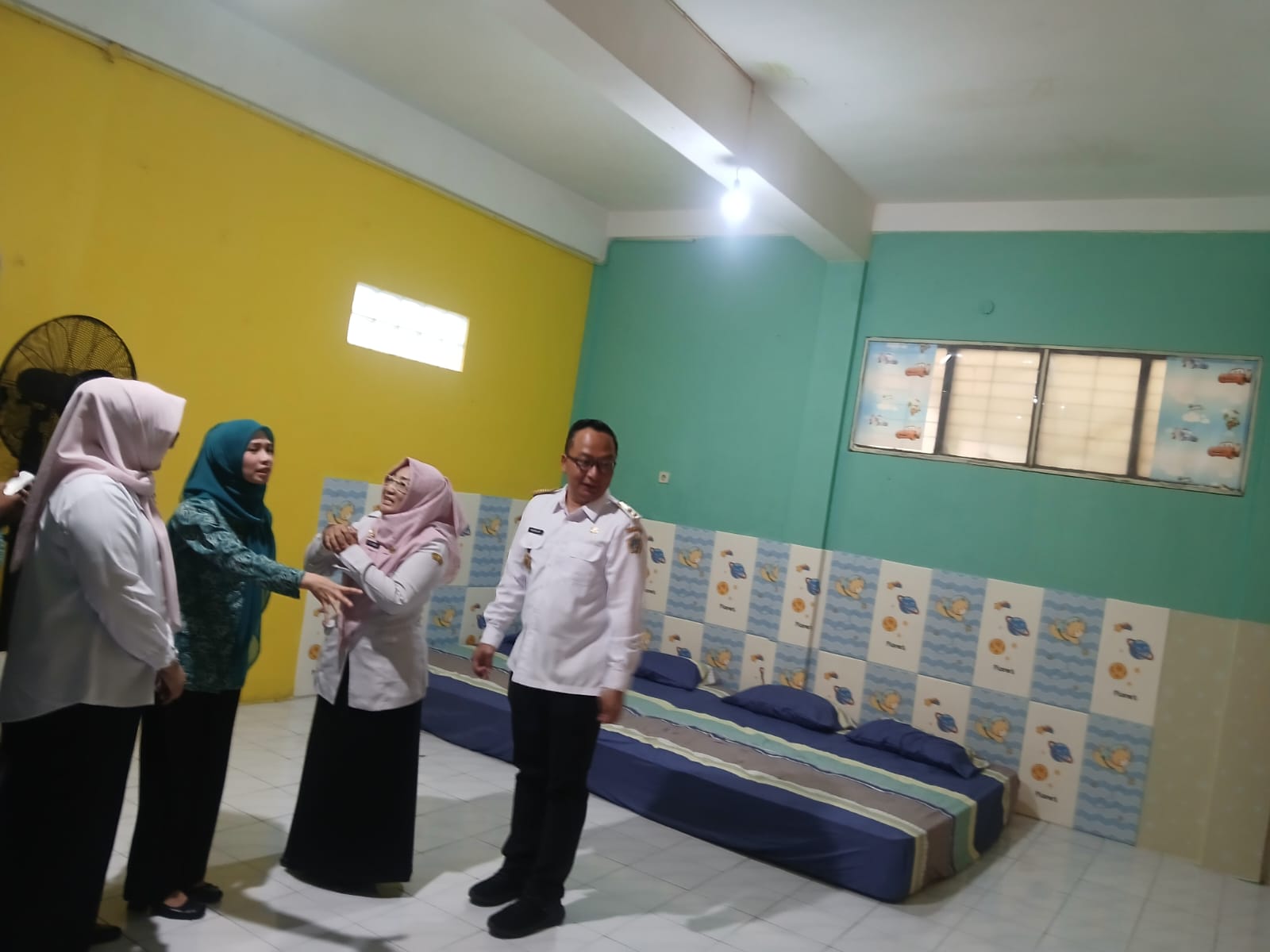 PANTAU: Plt Bupati Gresik dr Asluchul Alif, Ketua TP PKK Nurul Haromaini dan Kepala Dinas KBPPPA dr Titik saat memantau fasilitas TPA Masmundari.