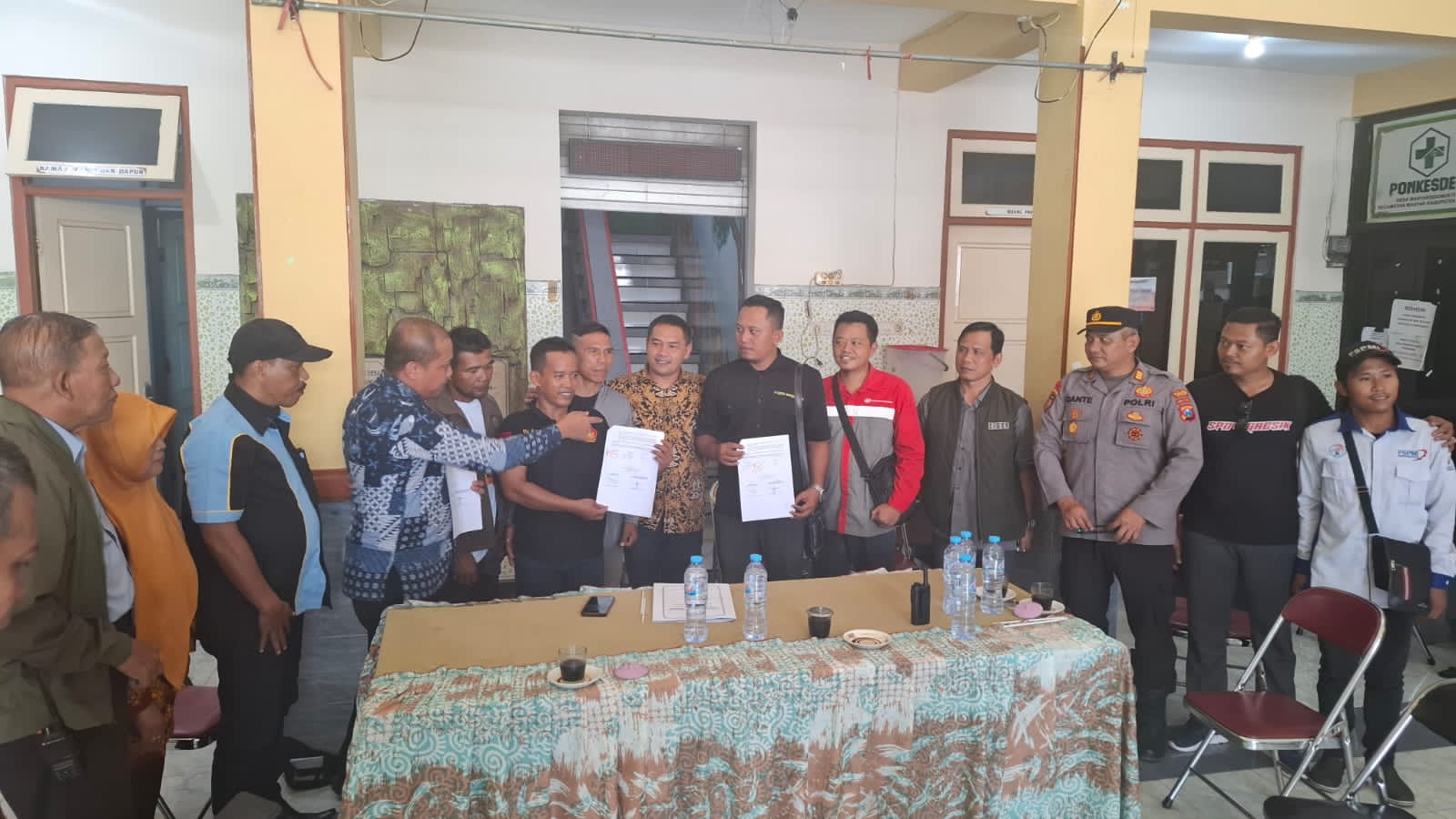 Kerja Lagi : Tiga pekerja PT Cemindo Gemilang bisa tersenyum lebar setelah perusahaan mencabut keputusan PHK.