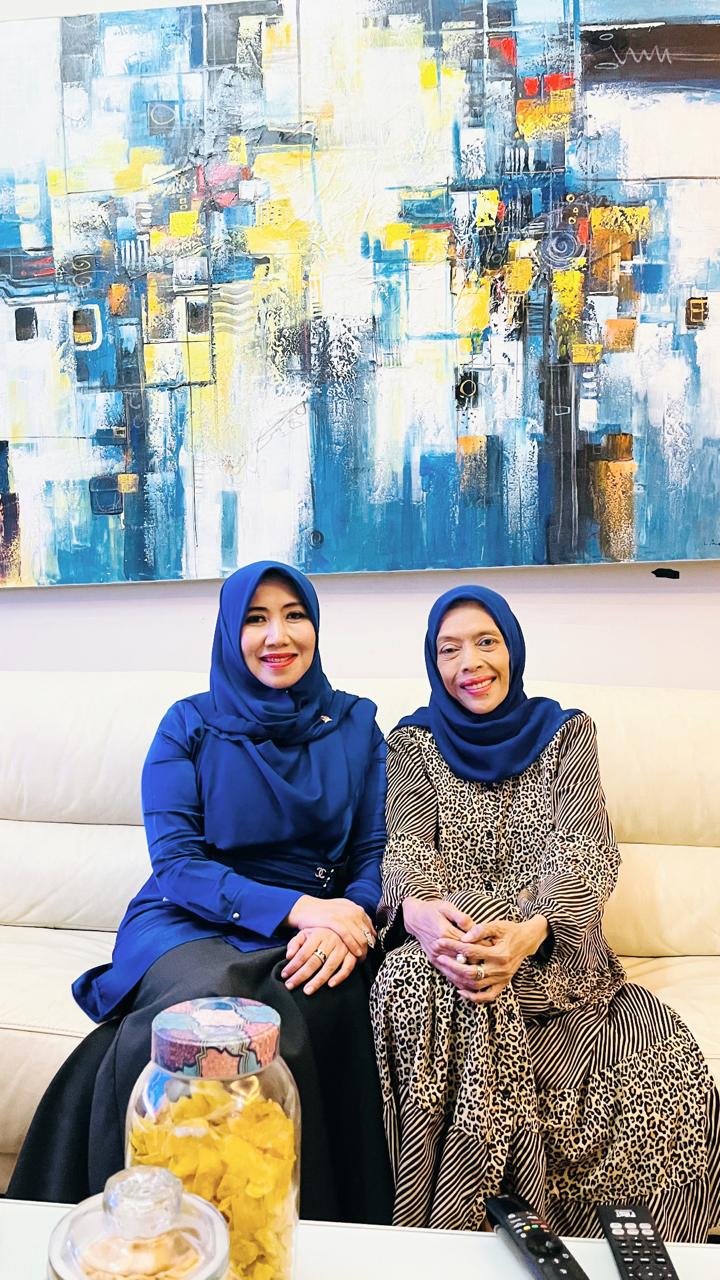 Anggota DPD RI Lia Istifhama saat mengunjungi kediaman Pimpinan Baznas RI Bidang Pendistribusian dan Pendayagunaan, Saidah Sakwan