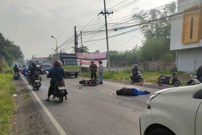 LAKA LANTAS: Kurnia Wisma Tirta (35), warga Mojolebak, Jetis, Mojokerto, meninggal dunia di lokasi kejadian setelah terlibat tabrakan adu banteng di Jalan Raya Desa Iker-iker Geger, Cerme, Gresik.