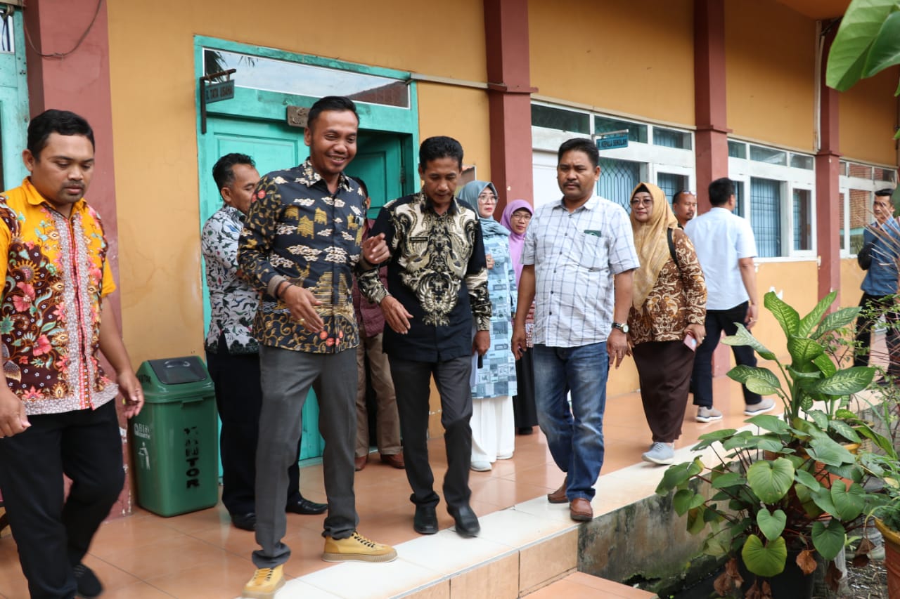 MULAI RUSAK: Anggota DPRD Gresik melalui Komisi IV melakukan sidak dan mengungkap kondisi infrastruktur sekolah yang memprihatinkan, bahkan membahayakan keselamatan siswa.