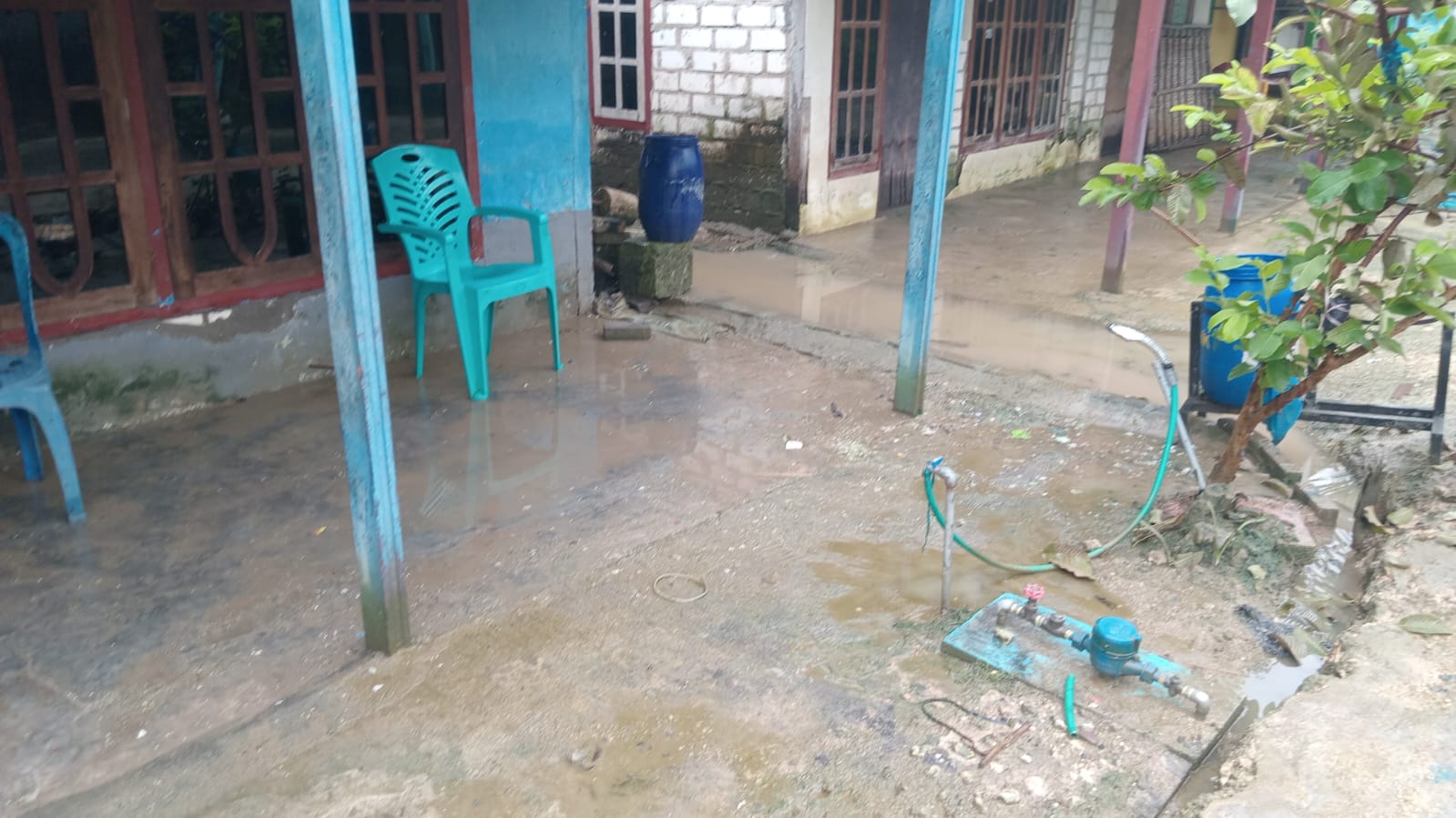 MULAI SURUT: Debit air Sungai Bengawan Solo yang melintasi wilayah Gresik mulai menunjukkan penurunan signifikan.