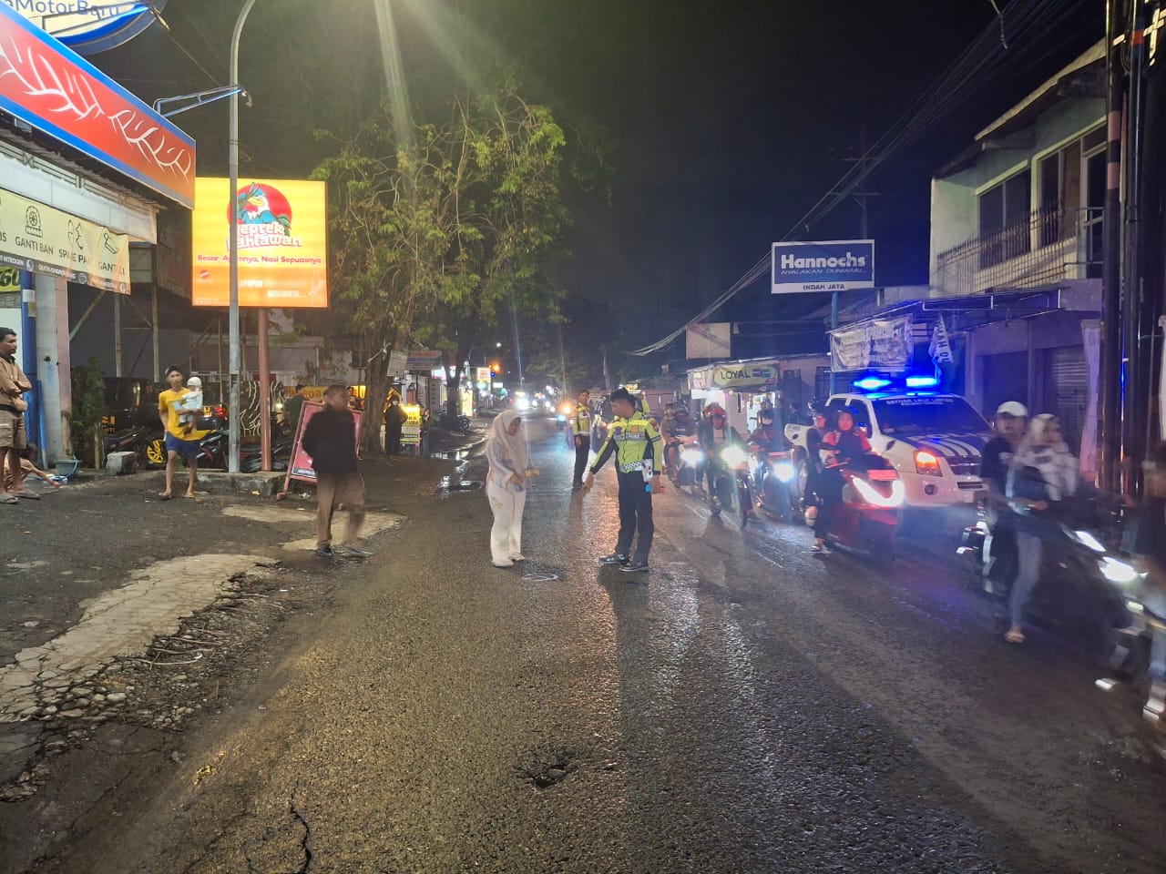OLAH TKP: Kecelakaan maut di Menganti Gresik menyebabkan pelajar tewas usai motor oleng.