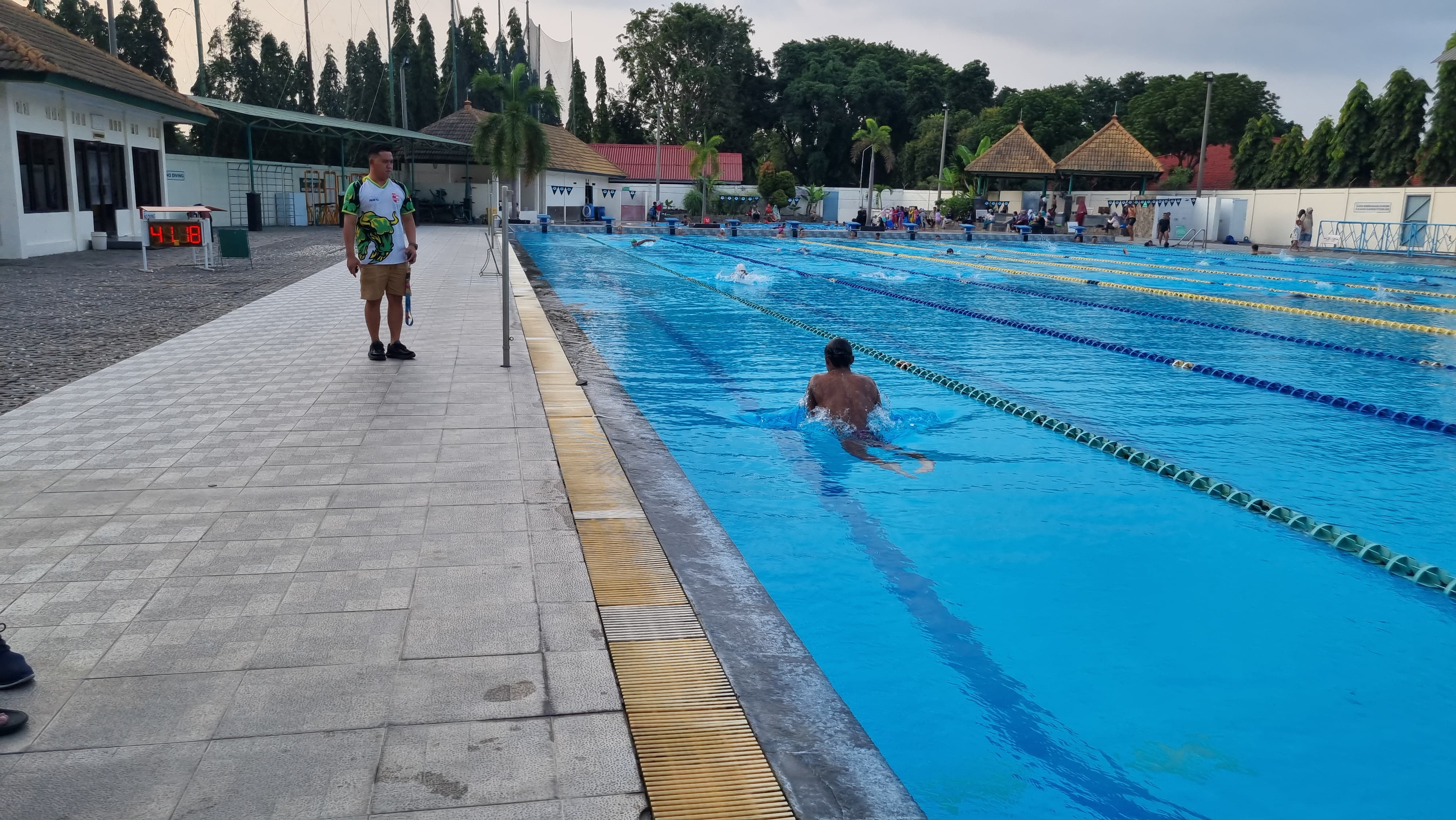 PERSIAPAN: Tim Renang Kabupaten Gresik serius mempersiapkan diri menghadapi Pekan Olahraga Provinsi (Porprov) IX 2025 yang akan digelar di Malang Raya.