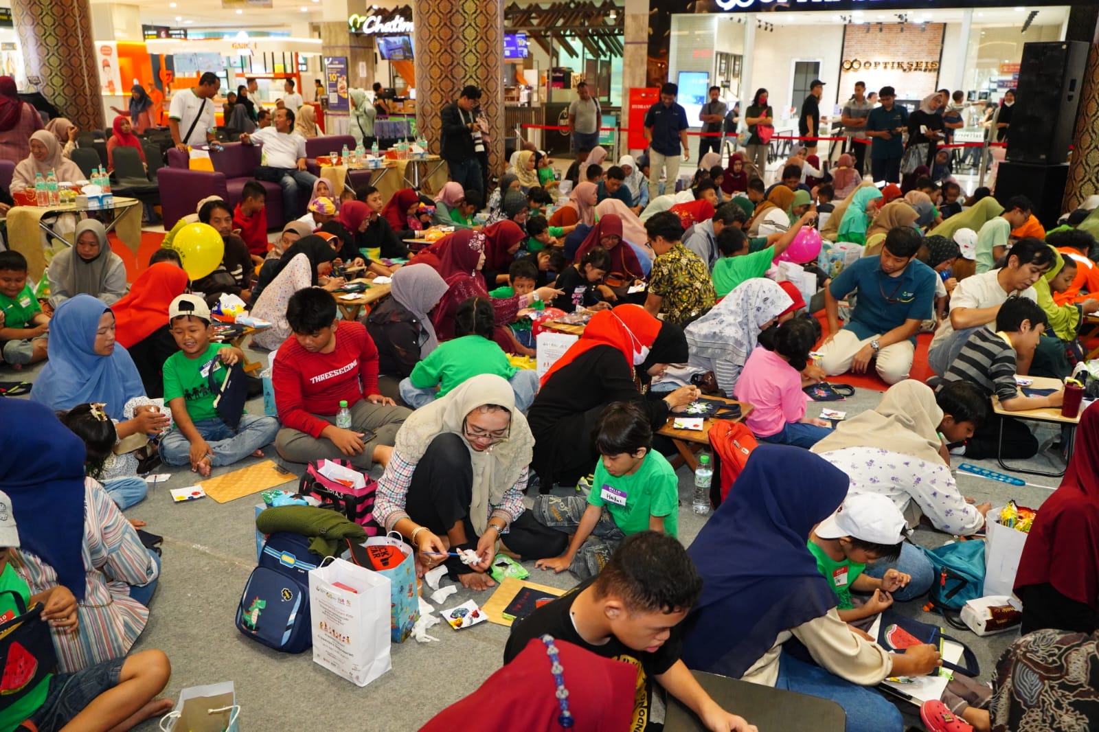 UNIVERSAL : Bersama Zahida Painting Bojonegoro dan relawan PG Inspiration Day, goresan warna anak-anak istimewa di HUT ke-2 El Ghani Kids Gresik menjadi saksi keindahan keberagaman.