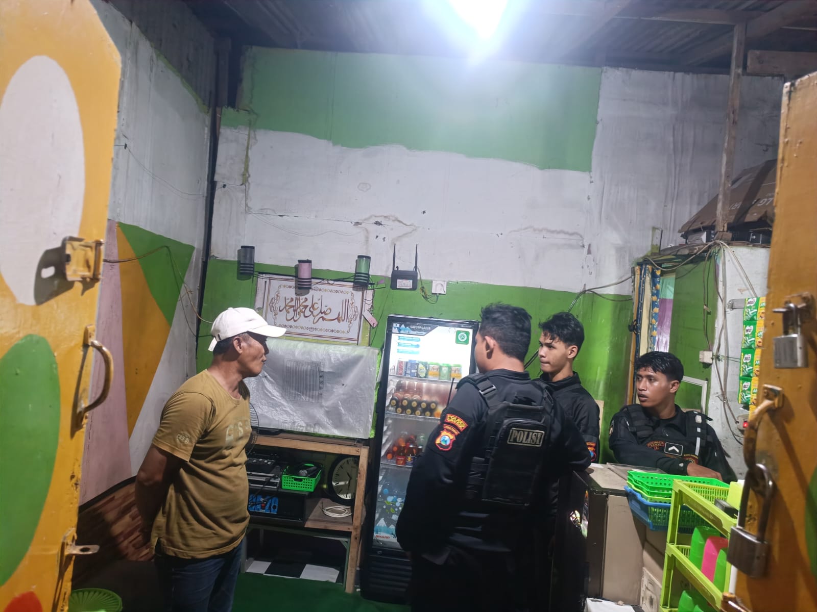 RAZIA: Tim Giri Nata dan Raimas Kalam Munyeng Sat Samapta bergerak cepat menggerebek sejumlah warung yang diduga menjual miras di Kecamatan Kebomas, Minggu (25/5).