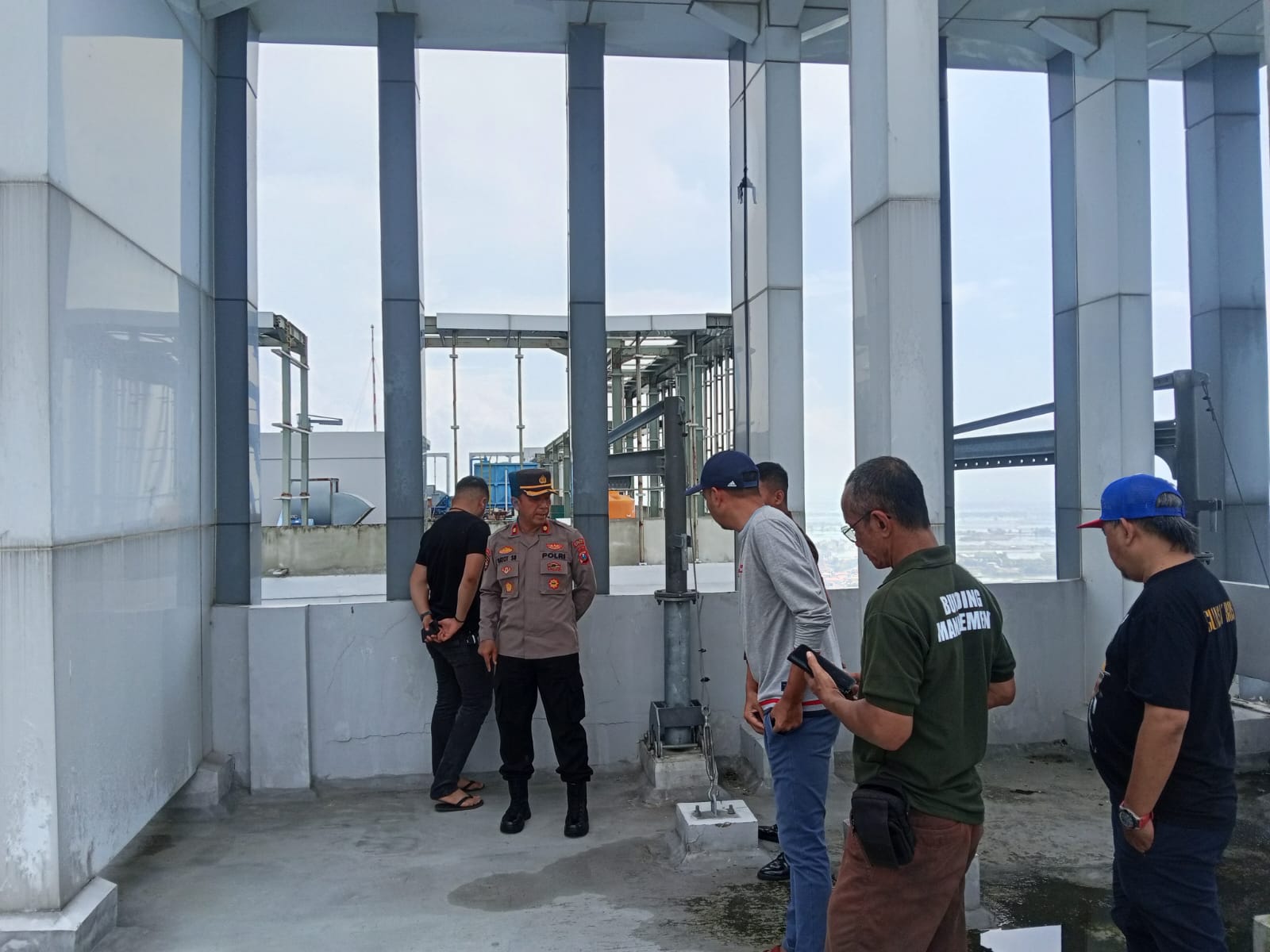 Penyelidikan awal menduga korban bunuh diri dengan melompat dari lantai 30 apartemen, dengan motif masalah ekonomi.