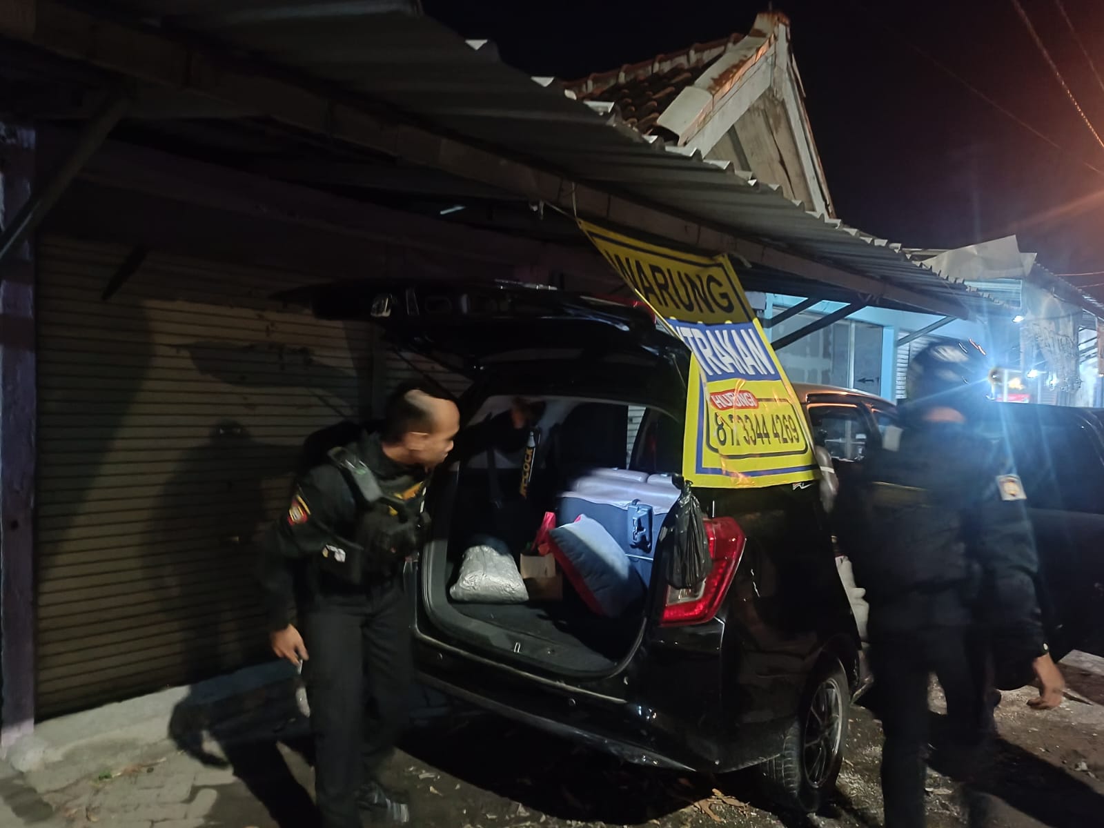 Ketemu : Personil Polres Gresik berhasil menemukan puluhan botol miras yang disembunyikan di sebuah mobil pemilik cafe.