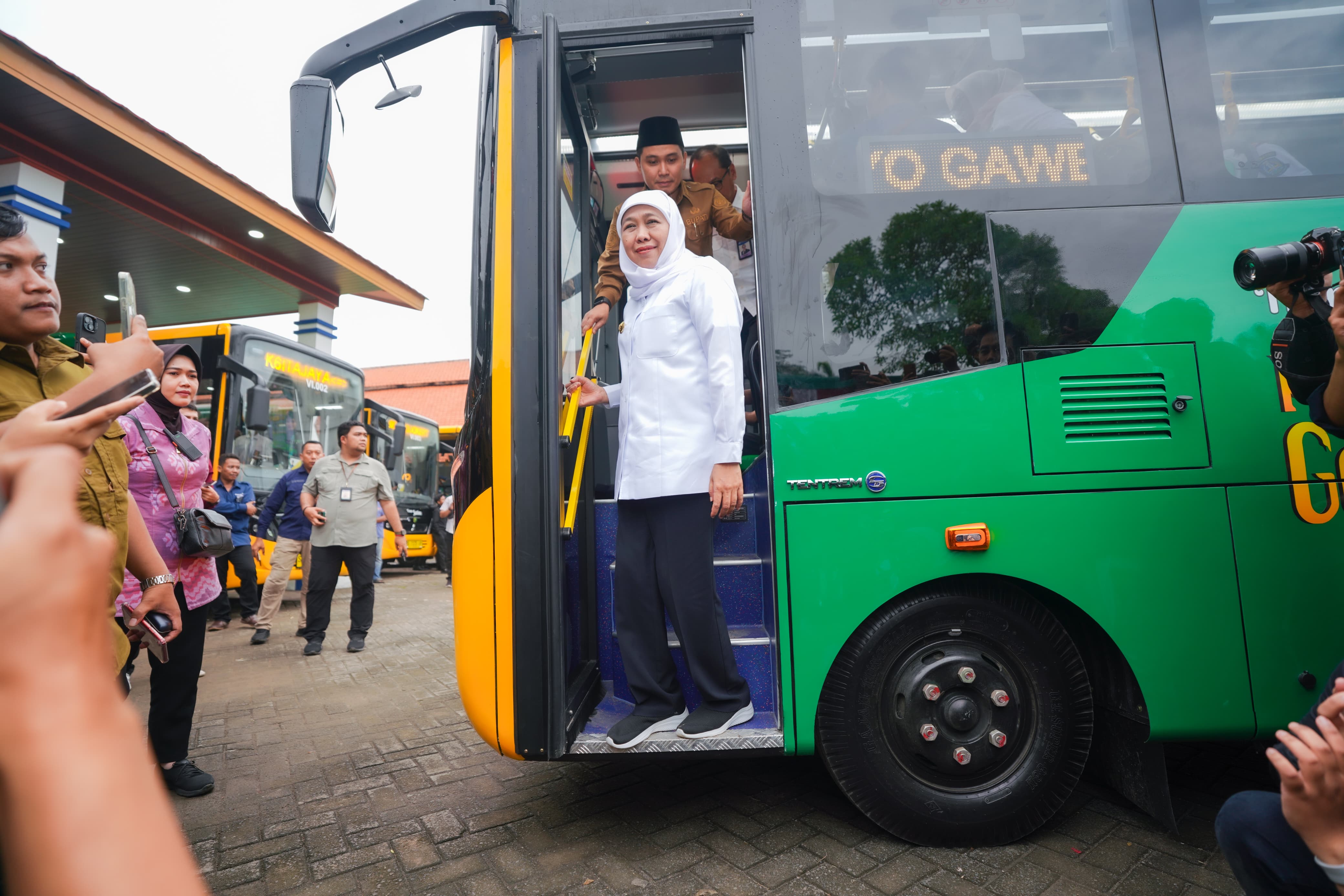 Bus Trans Jatim Koridor VI rute Mojokerto-Sidoarjo yang diresmikan oleh Gubernur Jawa Timur, Khofifah Indar Parawansa, pada Senin (26/5) di Terminal Mojosari, Kabupaten Mojokerto