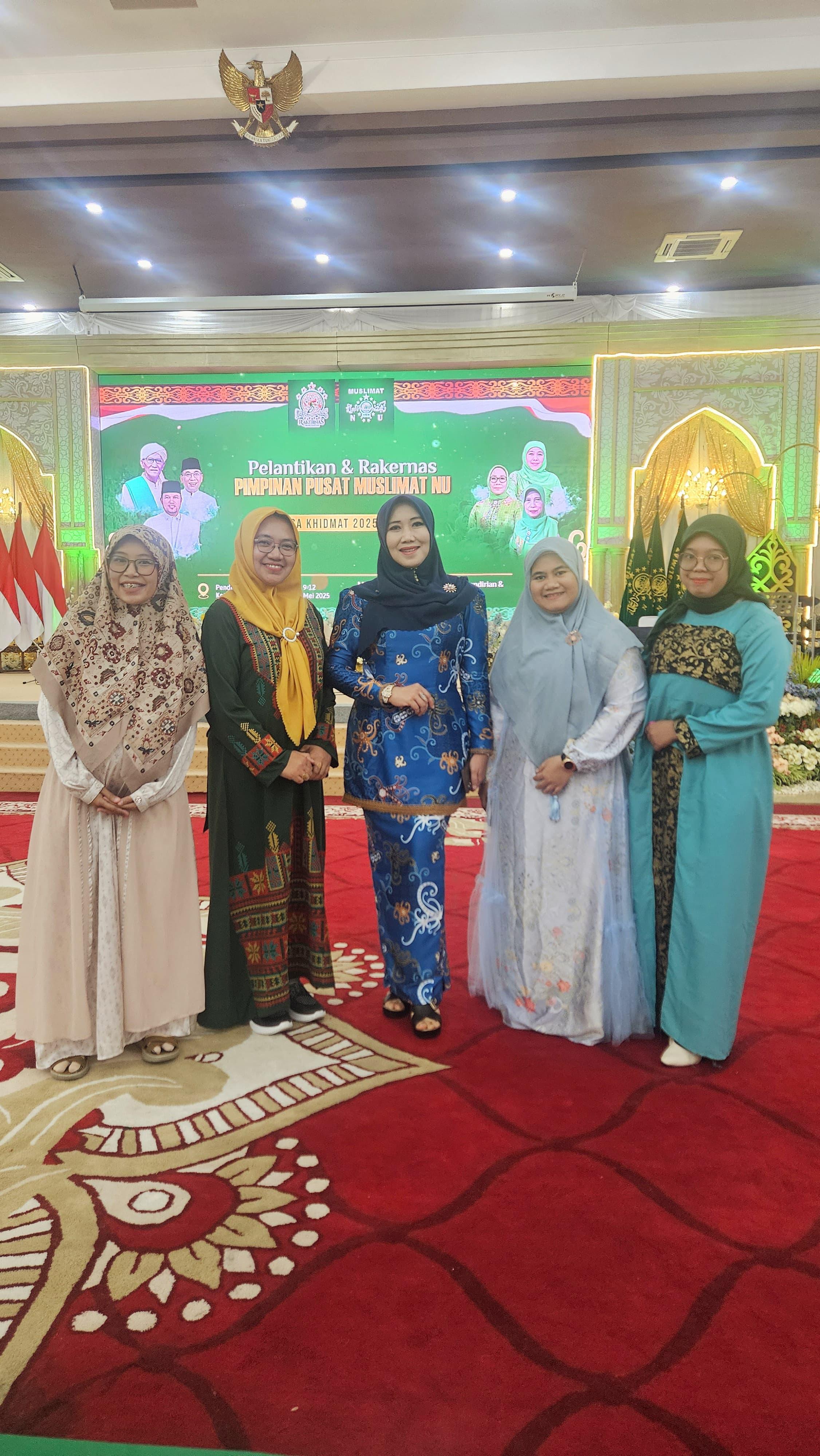 AJAK KOLABORASI: Ketua PCI Muslimat NU dengan Anggota DPD RI Lia Istifhama di sela-sela pelantikan dan rakernas.