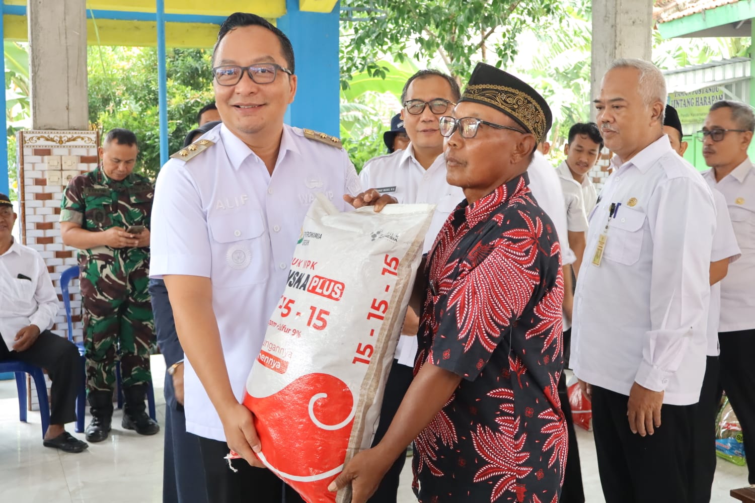 BANTUAN: Plt Bupati Gresik dr Asluchul Alif membantu petani yang mengalami gagal panen (puso) akibat banjir dan memperkuat kapasitas pelaku UMKM pengolahan hasil laut.