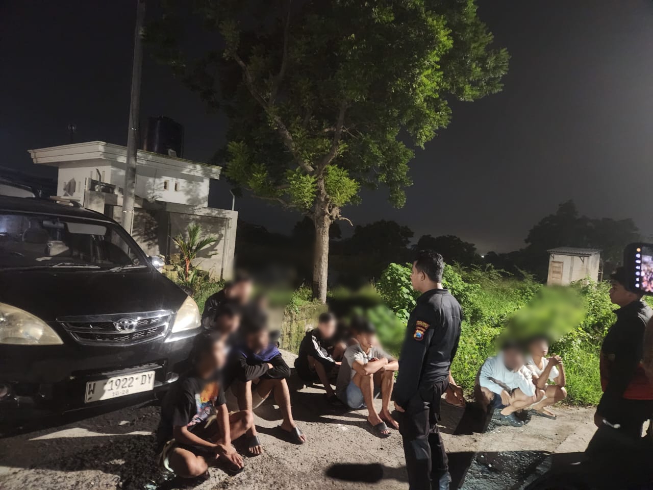 PASRAH: Belasan pemuda beserta motornya diamankan oleh anggota Polres Gresik.