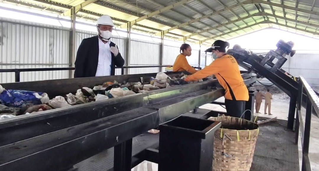 TANGANI PERSOALAN SAMPAH: Bupati Gresik saat memantau TPST di Gresik selatan yang bakal juga dibangun di utara khususnya Panceng, Kamis (29/5).