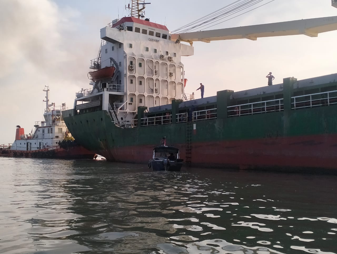 PEMADAMAN : Jajaran Satpolairud Polres Gresik dan Ditpolairud Polda Jatim membantu melakukan pemadaman Kapal KM. Dewi Bulan 89 yang terbakar di depan pelabuhan Maspion, Gresik.