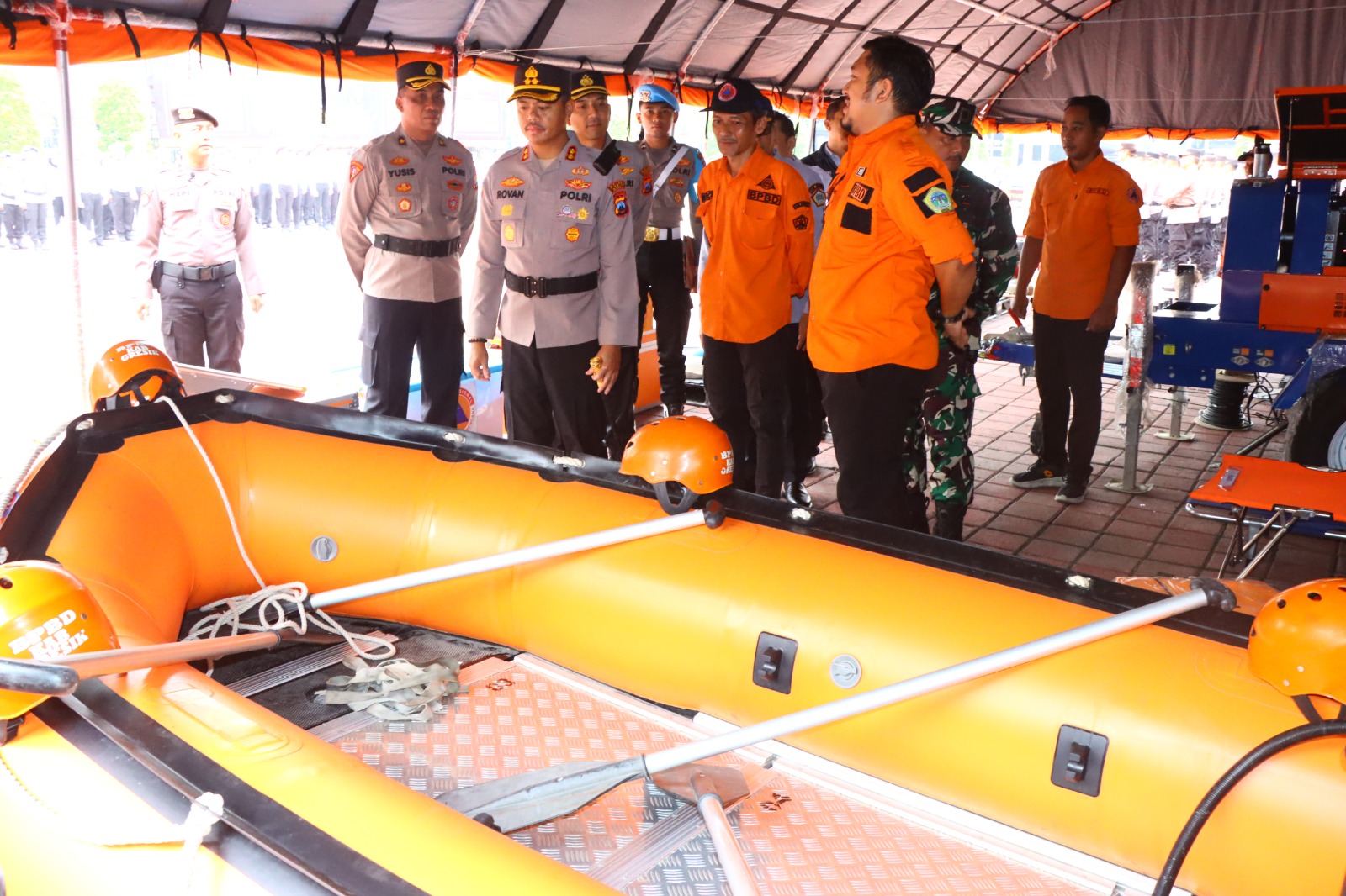 Kapolres Gresik AKBP Rovan Richard Mahenu, bersama perwakilan TNI dan BPBD Gresik, melakukan pengecekan kesiapan dan kelengkapan personel serta peralatan kesiapan menghadapi  hidrometeorogi.