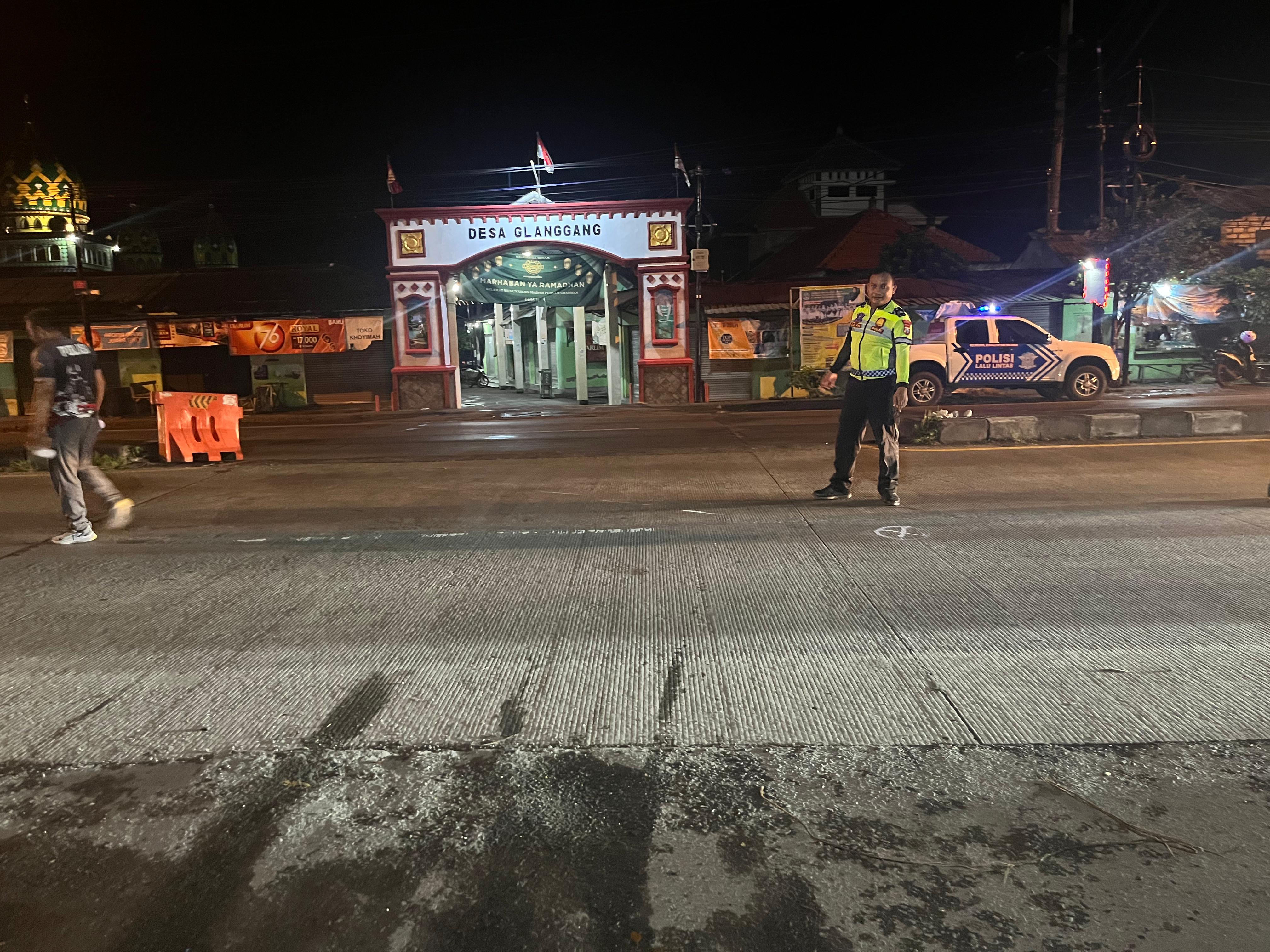 OLAH TKP &ndash; Petugas Unit Laka Satlantas Polres Gresik saat melakukan olah TKP kecelakaan lalu lintas di Jalan Raya Desa Tambakrejo, Kecamatan Duduksampeyan, Gresik.