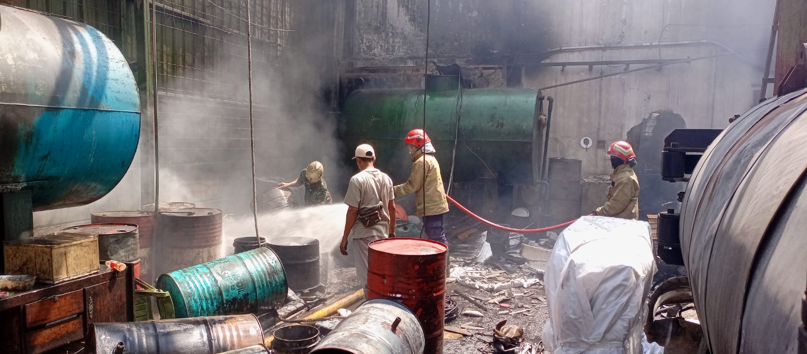 PEMBASAHAN: Kebakaran hebat melanda pabrik styrofoam dan spon busa PT Sentral Harapan Jaya di Jalan Kepatihan, Kecamatan Menganti, Kabupaten Gresik, Kamis (29/5).