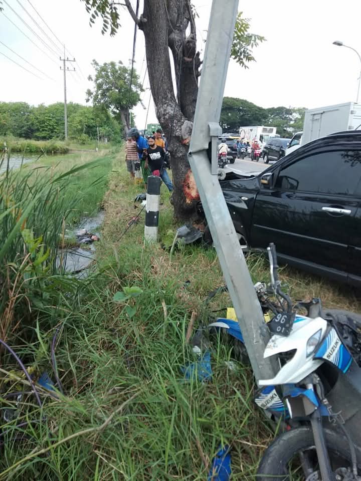 DIEVAKUASI: Korban kecelakaan di Jalan Raya Duduksampeyan, Gresik saat dievakuasi oleh pihak kepolisian, dibantu warga dan tim medis untuk dibawa ke RS Ibnu Sina, Gresik.
