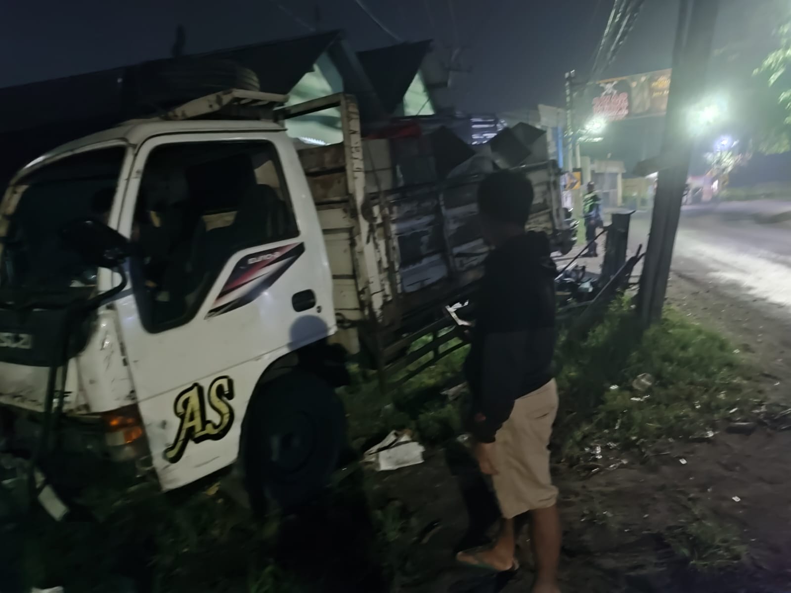 RINGSEK: Kondisi truk L 9618 BU usai menabrak sepeda motor hingga menewaskan pengendara di Jalan Raya Krikilan, Driyorejo, Gresik.
