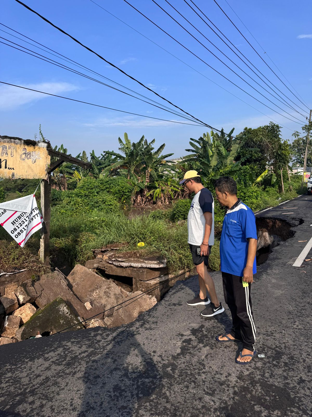 AMBROL: Wakil Ketua Komisi III DPRD Gresik, Abdul Hamdi, langsung meninjau kondisi jalan ambrol di Bringkang Menganti, Gresik.
