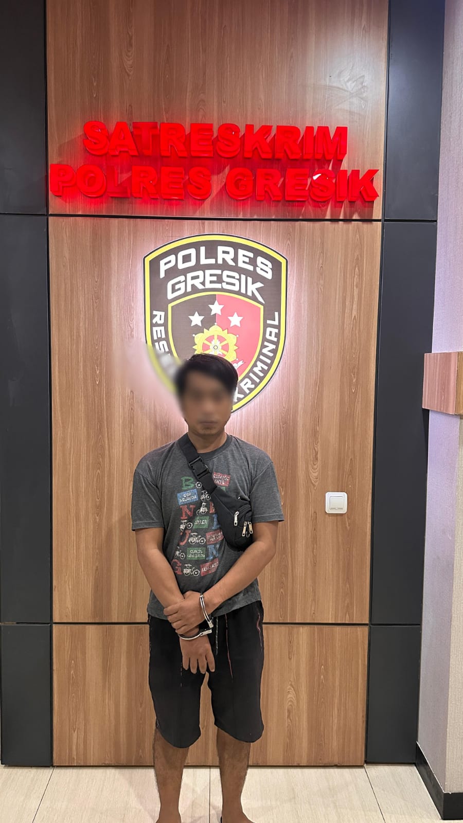 DIAMANKAN: Dua tersangka, ART dan AS, saat diamankan Tim gabungan dari Resmob Polres Gresik dan anggota Reskrim Polsek Kebomas di Mapolres Gresik.